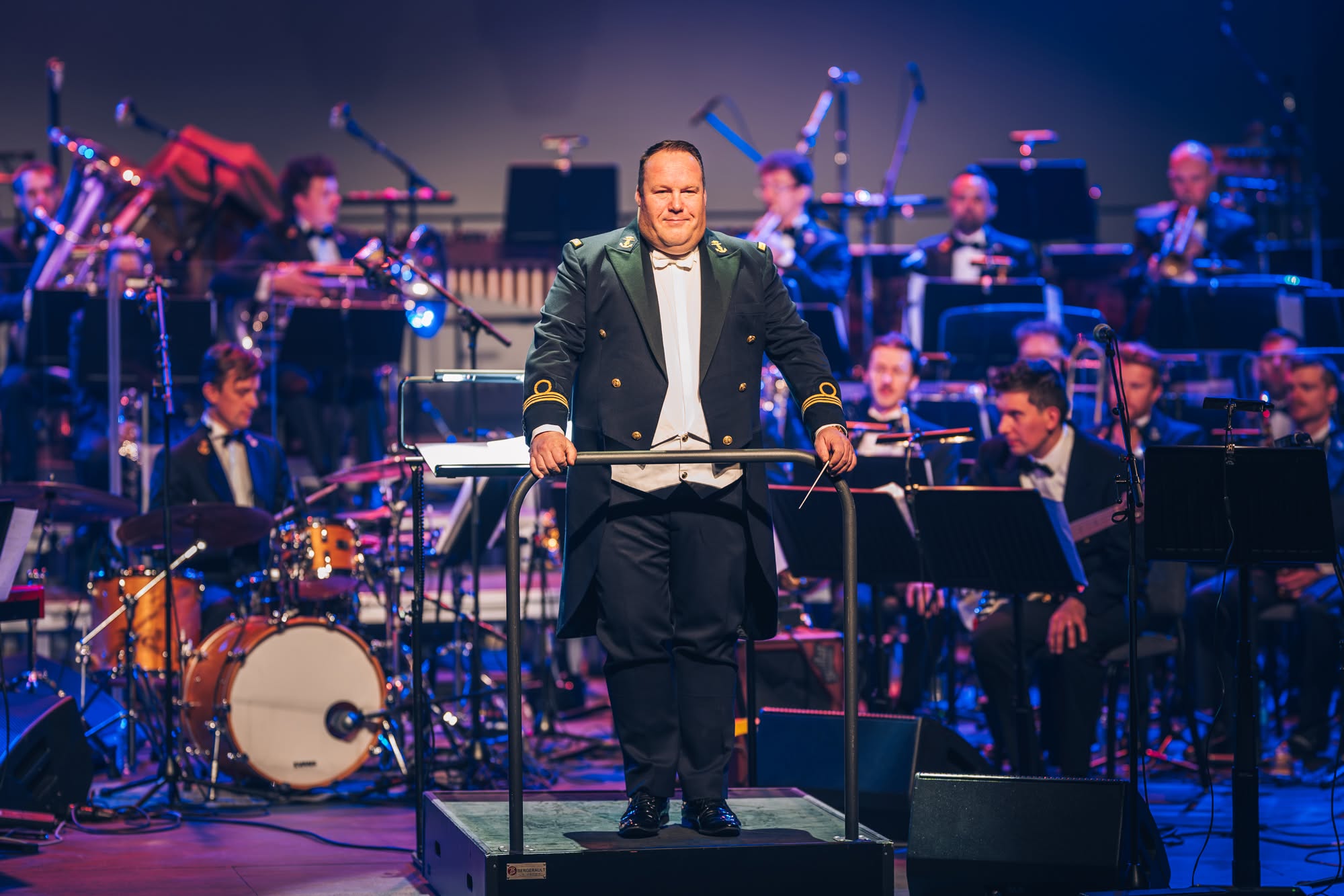 Bjorn Verschoore dirigt zijn orkest in gala-uniform op het podium